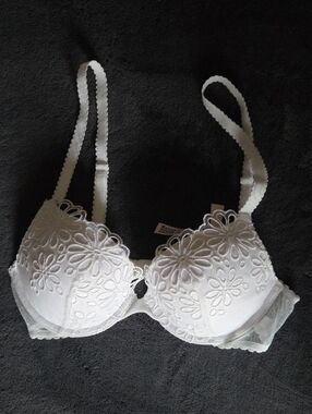 Victoria's Secret White Floral Lace Underwire Pushup Bra with Scalloped Trim